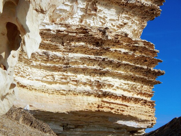 Rocce sulla riva del Mar Caspio