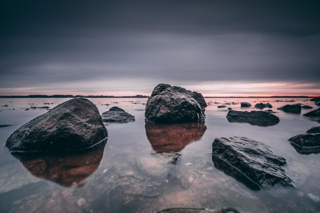 Rocce sulla riva del mare durante il tramonto