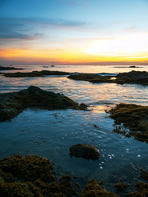 Rocce sulla spiaggia al mattino