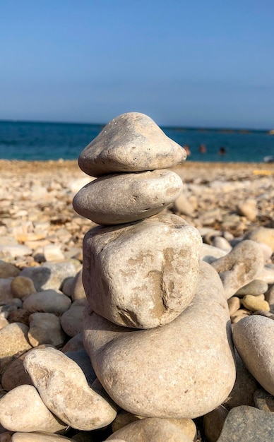 Rocce sulla spiaggia contro il cielo