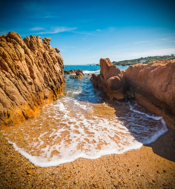 Rocce sulla spiaggia contro il cielo