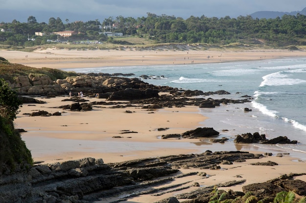 Rocce sulla spiaggia di Loredo a Santander, Cantabria, Spagna