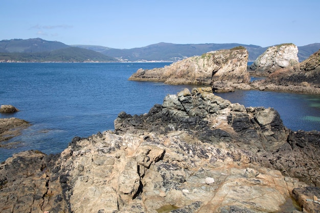 Rocce sulla spiaggia di Santa Cristina a Espasante, Galizia, Spagna