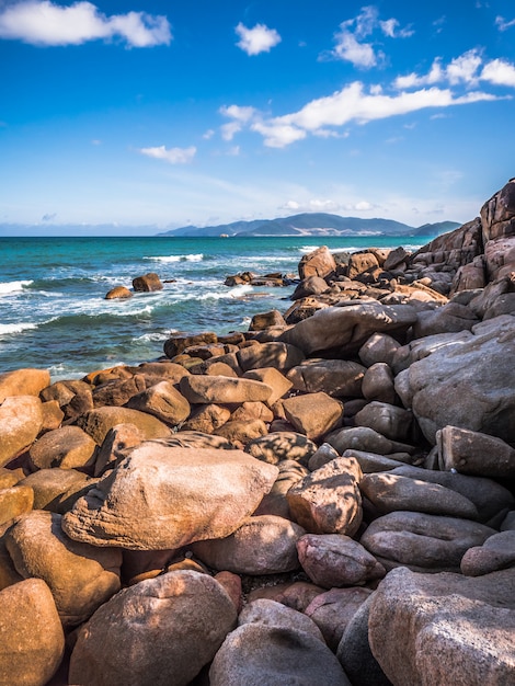 Rocce sulla spiaggia. Isola nell'oceano