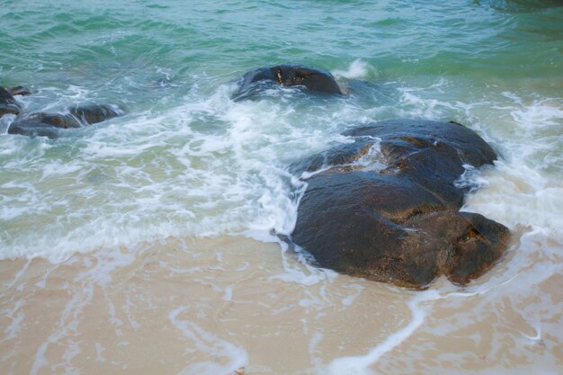 rocce sulla spiaggia.