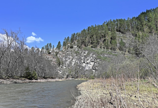 Rocce sulle rive del fiume Zilim