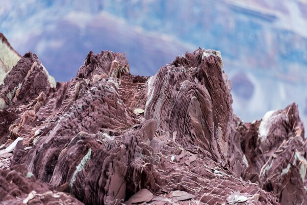 Rocce variopinte nella fine orientale della Groenlandia su.