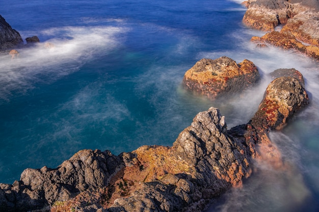 Rocce vulcaniche nell'Oceano Atlantico, Garachico, Tenerife, Isole Canarie, Spagna