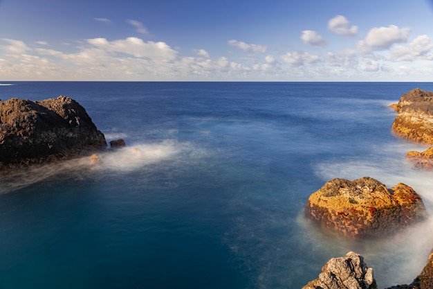 Rocce vulcaniche nell'Oceano Atlantico