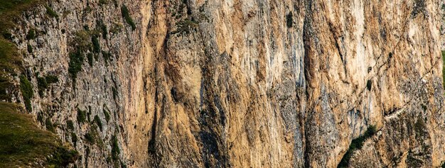 Roccia a strapiombo in cima alla montagna