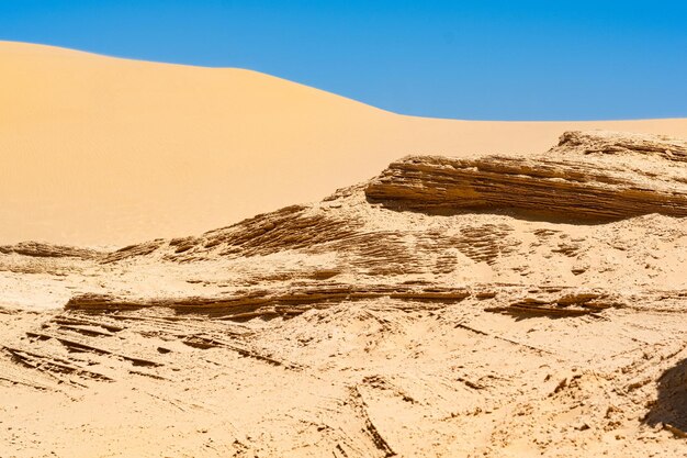 Roccia arenaria stratificata paesaggio desertico