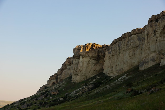 Roccia calcarea bianca, natura selvaggia della montagna, punto di riferimento nazionale. Foto di alta qualità