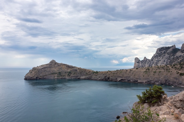 Roccia dei delfini in Crimea. Una montagna che si protende nel mare.