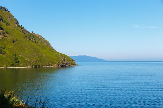 Roccia del lago baikal russia sulla riva del lago