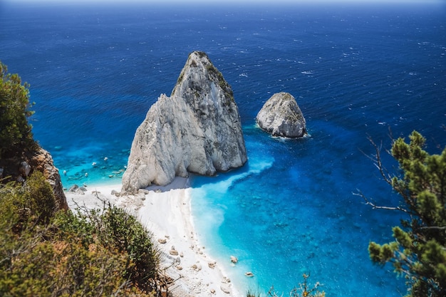 Roccia della scogliera di Mizithres nell'isola ionica Grecia di Zacinto