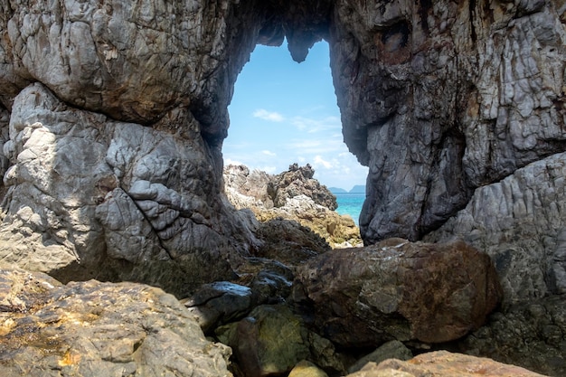 Roccia dello stretto della scogliera con cielo blu