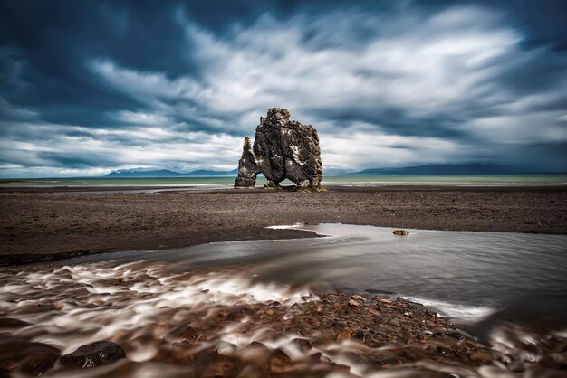 Roccia di Hvitserkur in Islanda