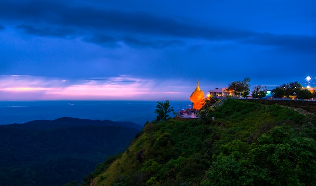 Roccia dorata della pagoda di Kyaiktiyo del Myanmar