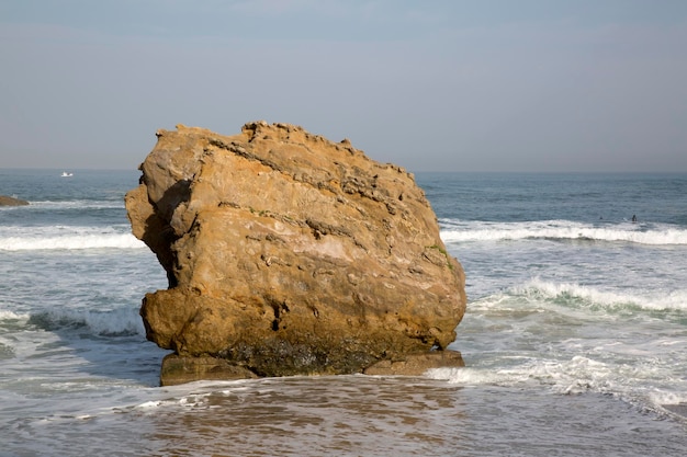 Roccia e spiaggia a Biarritz, Francia