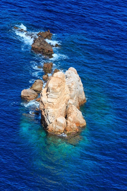 Roccia in acqua di mare limpida vicino alla riva. Vista dall'alto.