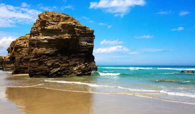 Roccia in spiaggia in estate