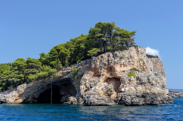 Roccia nel mare con un primo piano della caverna La Grecia