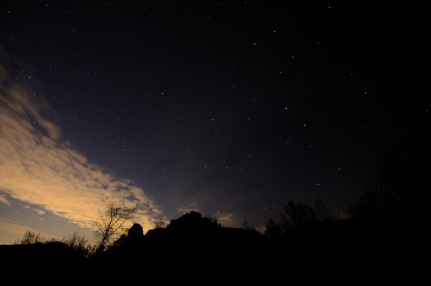 Roccia nera e stelle