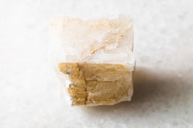 Roccia ruvida di calcite su marmo bianco