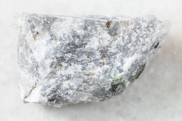 Roccia ruvida Melilitolite su marmo bianco