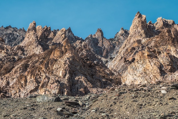 Roccia sbriciolata. Formazione rocciosa di sgretolamento astratta della scogliera. Erosione delle scogliere rocciose.