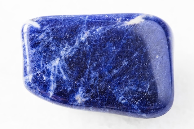 Roccia Sodalite burattata su marmo bianco