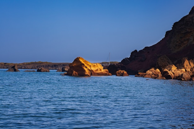 Roccia sul mare di Linosa, isola delle Pelagie. Sicilia