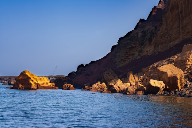 Roccia sul mare di Linosa, isola delle Pelagie. Sicilia