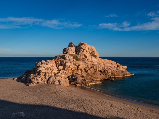 Roccia sulla costa di Tarragona Spagna un tramonto al mare