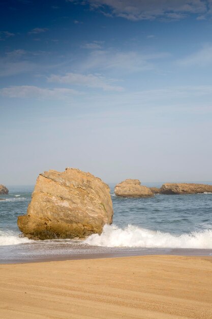 Roccia sulla spiaggia a Biarritz, Francia