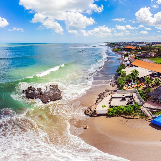 Roccia sulla spiaggia di Batu Balong, l'hot spot di surf famoso in tutto il mondo a Bali