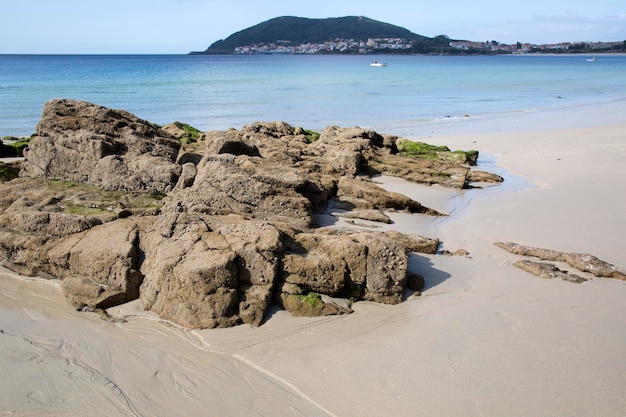 Roccia sulla spiaggia di Langosteira, Finisterre, Costa de la Muerte, Galizia, Spagna