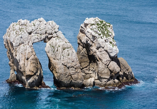 Roccia vicino alla spiaggia di Arnia (Spagna, Oceano Atlantico)