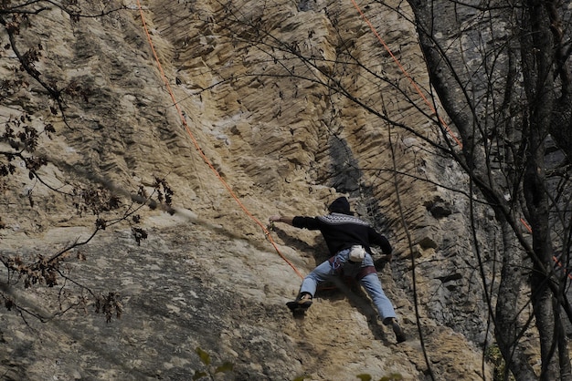 Rock Climber si arrampica sulla Pietra di Bismantova nel Parco dell'Appennino Tosco Emiliano
