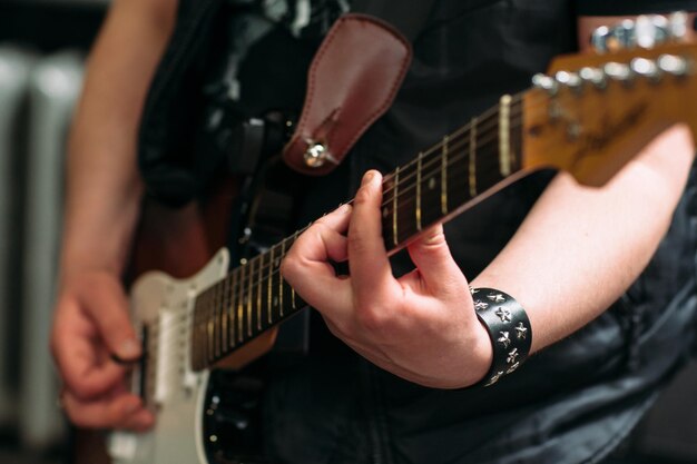 Rocker che suona una chitarra elettrica a sei corde