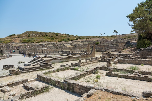 RODI, GRECIA, - 11 agosto 2015: Prople esplorando le rovine dell'antica città di Kamiros all'isola di Rodi, Grecia