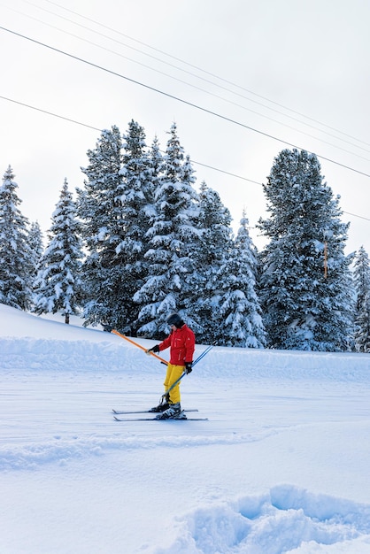 Rohrberg, Austria - 4 febbraio 2019: Sciatore uomo che scia alla stazione sciistica Zillertal Arena in Tirolo a Mayrhofen d'Austria nelle Alpi invernali. Montagne alpine con neve bianca e cielo blu.