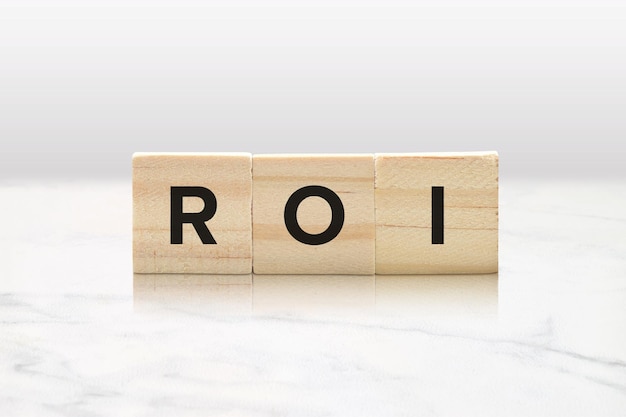 ROI su blocchi di legno Ritorno sull'investimento Business e concetto di marketing