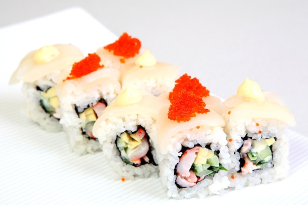 Roll Canada Uromaki Sushi nel nori Cibo giapponese su un bel piatto Cibo dietetico