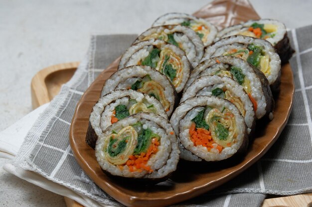 roll di riso kimbap o gimbapkorean sushi in stile coreano