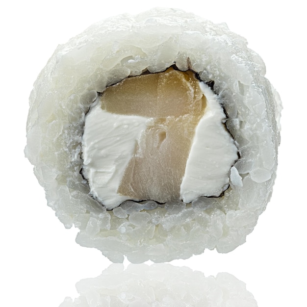 Roll Sushi isolato su sfondo bianco. Vista ravvicinata con la riflessione.