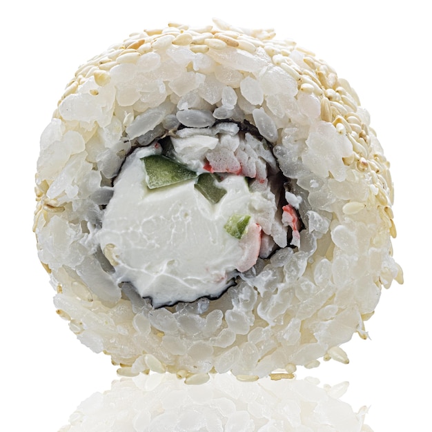 Roll Sushi isolato su sfondo bianco. Vista ravvicinata con la riflessione.