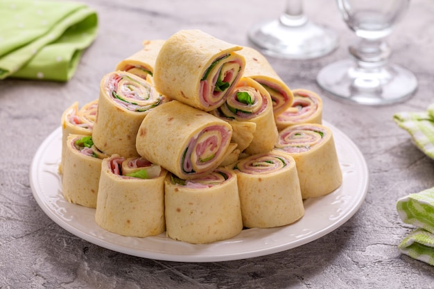 Roll up di tortilla con prosciutto, crema di formaggio e lattuga