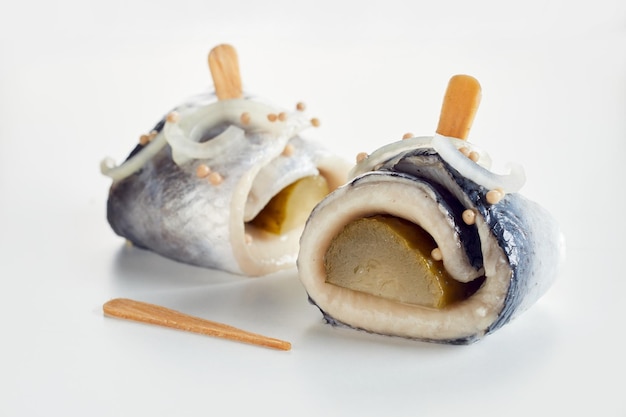 Rollmops gustosi su sfondo bianco