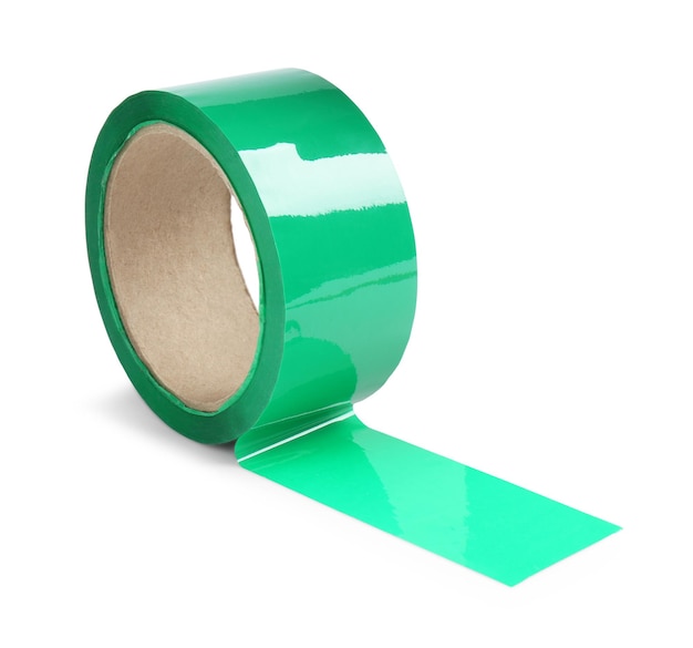 Rollo di nastro adesivo verde isolato su bianco